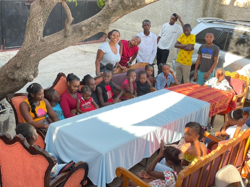 Accès à l'eau potable : enfants et familles à une fontaine