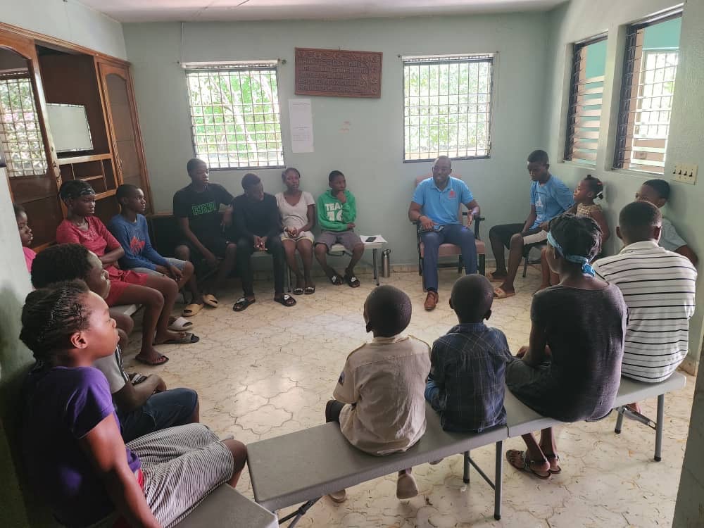 Formation pédagogique : formatrice devant un paperboard « Les 5 éléments d'une leçon efficace », enseignants attentifs en salle de classe